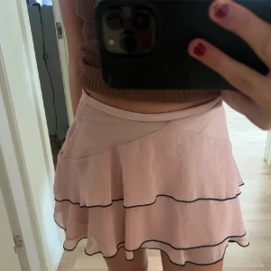 Rosa Zara kjol  - Så fin rosa kjol från zara i nyskick. Den är i storlek XS och passar så bra nu till sommaren. Kontakta för funderingar. LÅNAD BILD