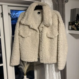 Fluffig jacka  - Säljer en fin jacka från Gina tricot i storlek L knappt använd hör gärna av er vid funderingar eller fler bilder🥰