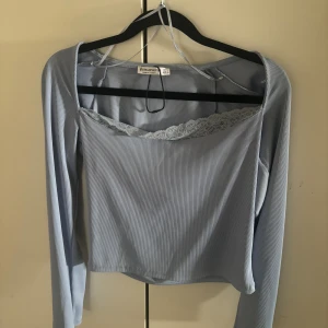 Ljusblå tröja - gullig ljusblå tröja med spets vid bysten.  storlek L men passar som M Finns även 2 likadana tröjor fast i svart & rosa (se sista)