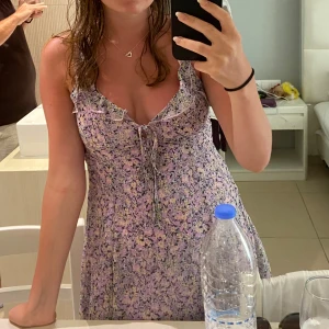 Blommig klänning  - Säljer min fina klänning från ginatricot i storlek S pga att den tyvärr inte passar längre. Klänningen är i bra skick. Pris kan diskuteras💕