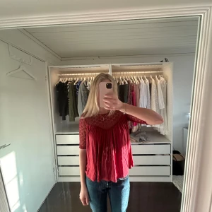 Röd topp Lager 157  - Den är inte använd så många gånger så i fint skick!