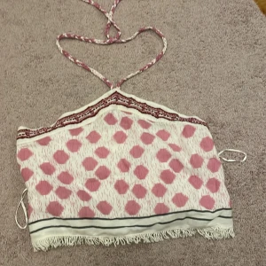 Helt ny zara tröja  - Köpte tröjan för någon månad sedan den är dock för stor och det är därför jag säljer den. Tröjan är endast testad och har kvar prislapp. Original pris: 150kr