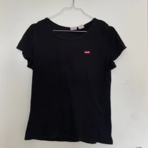 Svart Levis t-shiet  - Levis t-shirt i storlek M (dam) i mycket bra skick. Inga synliga defekter. 
