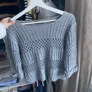 Glittrig topp  - Säljer denna superfina topp! Den är silvrig med paljetter, armarna är trekvart