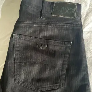 Väldigt fina intage Armani jeans Ull/bomullblanding, randiga Storlek 31, rak passform Gott skick som syns på bilderna