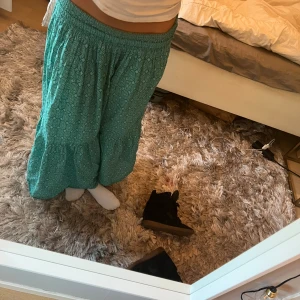 Zara kjol 💚 -  Jättefin långkjol från zara jättebra skick💕 nypris cirka 699-600 tror jag 💕💕