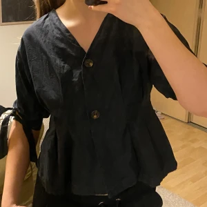 Svart topp  - Svart topp med knyte 