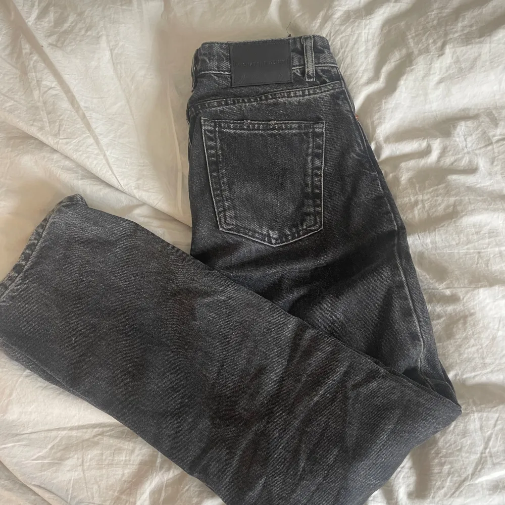 Gråa jeans från Zara i storlek 34 (jeans ZW the mid waist straight)💕 Används inte då de inte passar. Säljer för 259kr+frakt🥳. Jeans & Byxor.