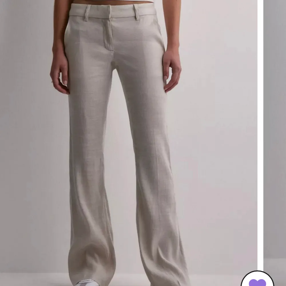 Snygga lågmidjade kostymbyxor i linne från nelly! Perfekt till sommaren, ny med lapp på säljer då dem är för små för mig💕. Jeans & Byxor.
