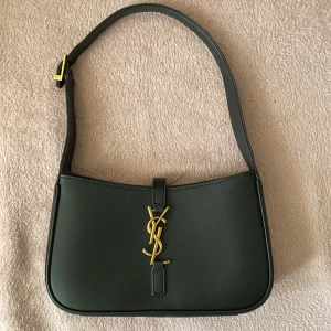 YSL Väska - Yves Saint Laurent väska som använts ett par gånger och är i mycket bra skick. Priset är förhandlingsbart 