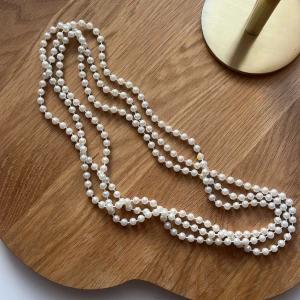 Långt pärlhalsband  - ca 80cm långt, går ungefär 3 varv runt halsen💫