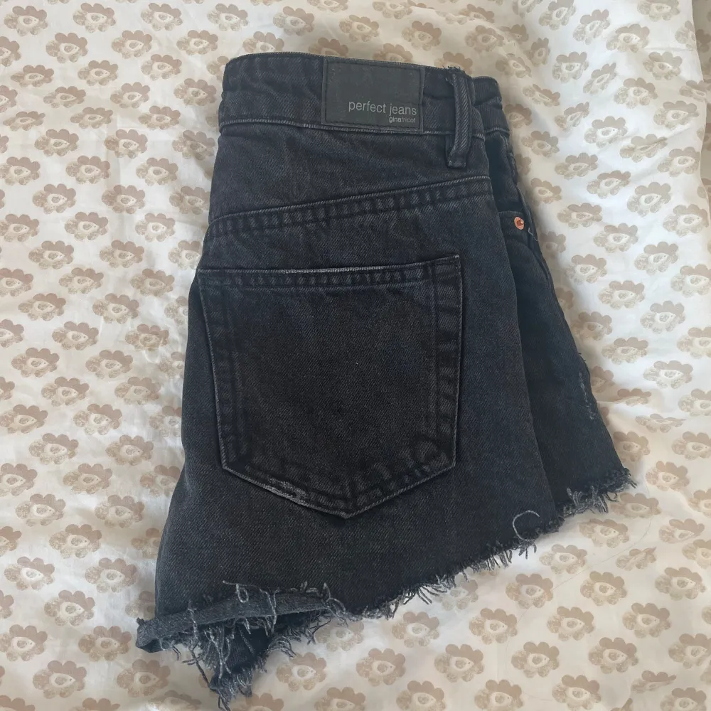 Helt nya svart/gråa jeansshorts från Gina. Står st 32 XXS men passar även 34 XS. Nypris 500kr. Shorts.