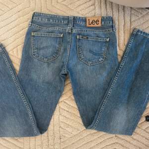 Funderar på att sälja dessa jätte snygga LEE jeans som är Lågmidjade och utsvängda, trendiga och fina💕 är i storlek 27/33 passar mig gätte bra som är ca 166