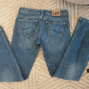 LEE jeans🙌💘 - Funderar på att sälja dessa jätte snygga LEE jeans som är Lågmidjade och utsvängda, trendiga och fina💕 är i storlek 27/33 passar mig gätte bra som är ca 166