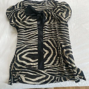 Tröja från Zara - Så snygg tröja från Zara storlek L men är väldigt liten i storlek så passar snarare som S💗