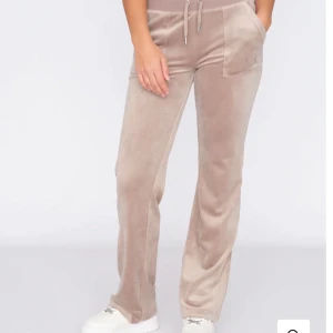 Juicy Couture byxor - Säljer då dem aldrig används längre, använda fåtal gånger, fint skick. Storlek xxs men skulle tro att dem passar xs-s också. Jag är 160 lång och dem är för långa för mig. Skriv för egna bilder. Nypris 1200 o säljer för 800kr men det är diskuterbart. 