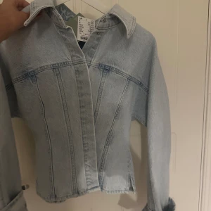 Jeanstopp/jacka  - Superfin jeanstopp från hm som är helt slutsåld men som tyvärr inte passar mig! Aldrig använd utan enbart testad!💕