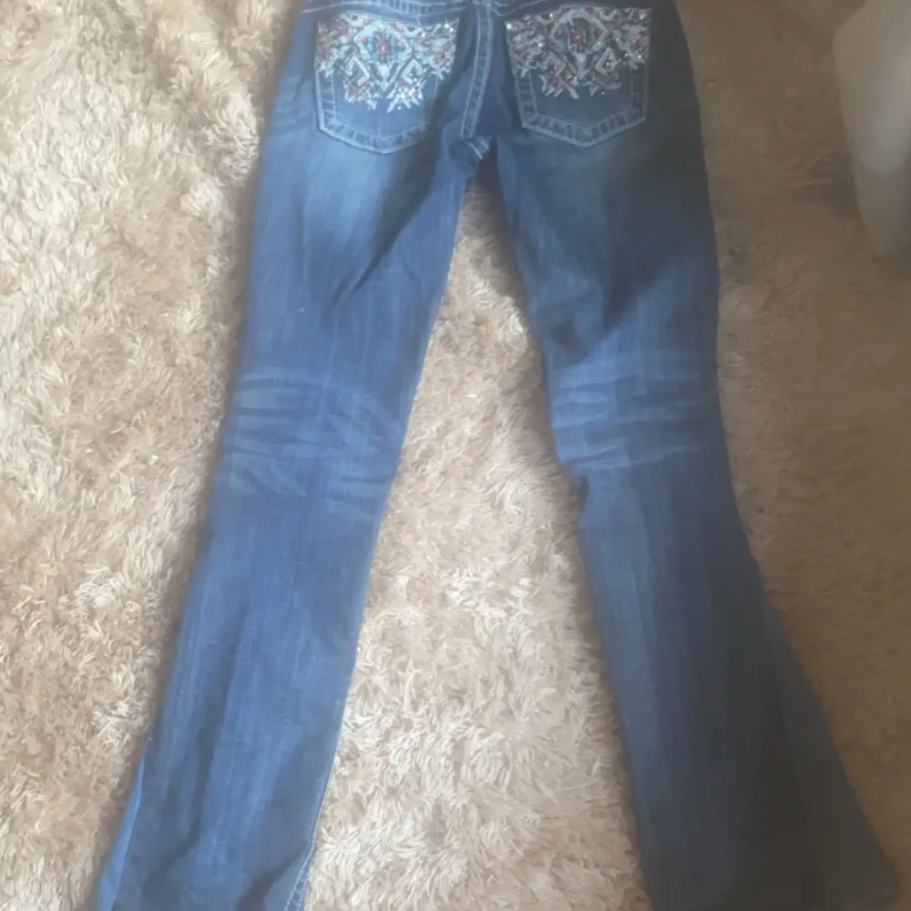 När jag köpte de så va dom skinny men jag har sytt om till bootcut som man ser på en bild🫶🏻. Jeans & Byxor.