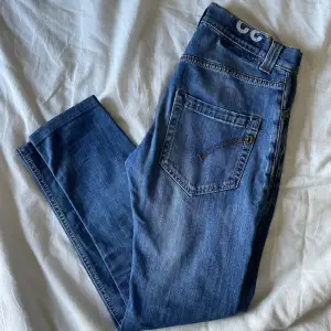 Säljer dessa snygga Dondup Jeans! Storlek 32! Riktigt bra skick nästan nya! Skriv pm vid funderingar! Byten kan va intressant 