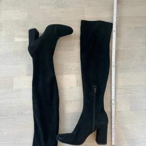 Klackar upp till knäna i svart, mocka liknande material, köpt från Zara 2018 👯‍♀️👯‍♂️🎞️ 