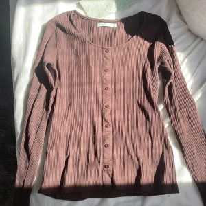 Tajt ribbad tröja  - Fin långarmad tröja från märket black story. Tröjan är i M men passar S också. Använd fåtal gånger och ser ny ut. 