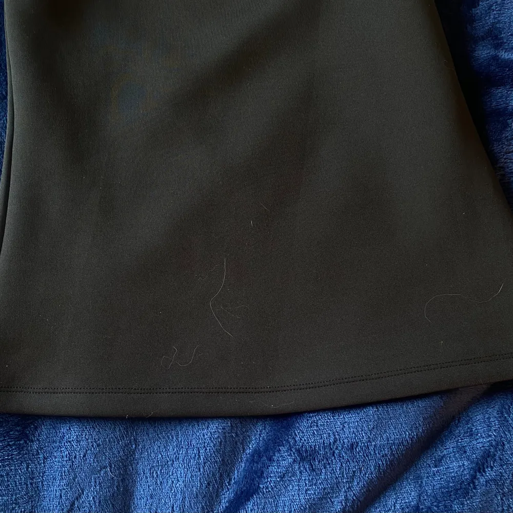 En jätte snygg tröja från na-kd i storlek s. Jag har använt den 1 gång och den har inga tecken på användning och ser helt ny ut.  Det är ett tjockare material och inte som ett vanligt linne💕. Toppar.