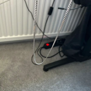 Silver länk - Äkta silver länk med kvitto! Fint skick, inga skador som ny skick Säljer för bra pris och priset går att diskutera.