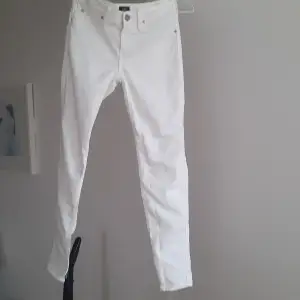 Vita Lee jeans storlek: Midja 26 och längd 31. Endast använda en gång. Fint skick, inga fläckar. Rök och djurfritt hem. Köpare står för frakt.