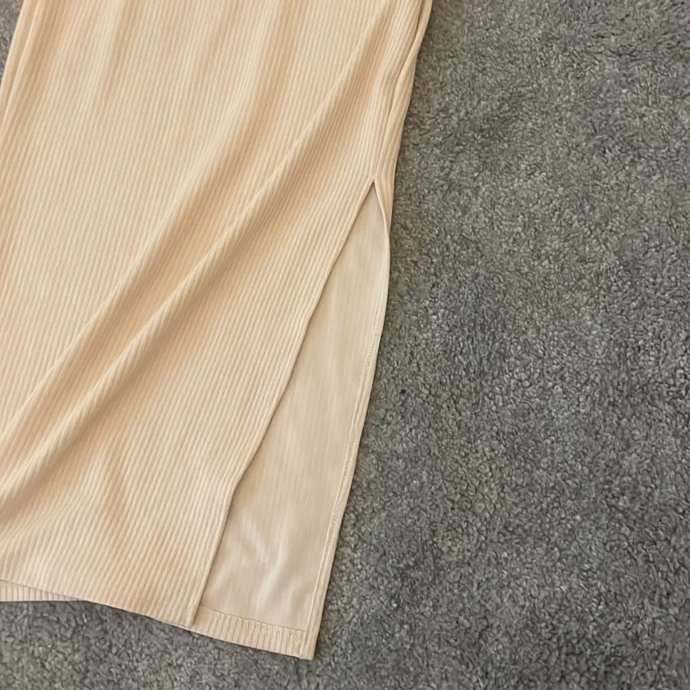 en söt tajt beige kjol med slits, nästan aldrig använd, storlek XS köptes för runt 80 kr säljes för 50. Kjolar.