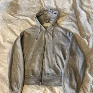 Hej, säljer min gråa zip-hoodie från Cubus då jag aldrig använder den, det ändå slitna på den är själva dragskedjs ”flärpen” ”bild finns