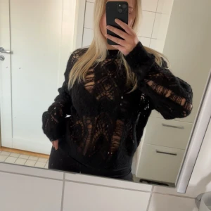 Svart stickad tröja - Svart hålig stickad tröja från Zara⚡️ Storlek M men passar xs-m. Endast använd en gång, så superfint skick!❣️
