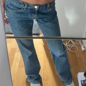 Weekday low waist jeans - Jag säljer mina low waist weekday jeans i färgen mörkblå! Supersnygga och inga defekter alls.