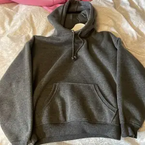 Hej! Säljer min gråa bikbok hoodie då den aldrig kommer till användning, använd max 1-3 ggr 