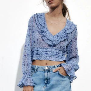 Mönstrad topp Zara - säljer denna supersöta blus från zara💙💙