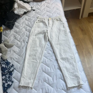 Vita jeans! - Snygga, stilrena vita jeans i stlk 32!