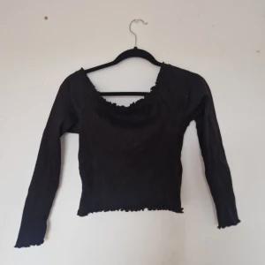 Off sholder tröja - En oanvänd offsholder tröja🌻 Som ger dom riktiga Regina George vibes🦩