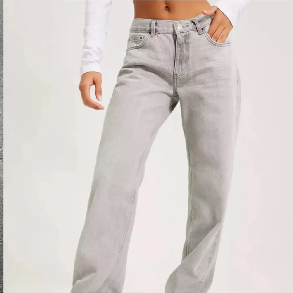 Gråa lågmidjade jeans från Gina Tricot ”Low Straight Jeans”. Väldigt fint skick. Nypris 499kr. Storlek 32 men motsvarar 34 då de är stora i storleken. Innerbenslängden är 78 cm. Säljer då de tyvärr blivit lite försmå för mig. Tryck gärna på köp nu.. Farkut & Housut.