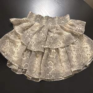 Väldigt söt kjol som även kan användas som topp! Köpt på ginatricot i storlek 38! 