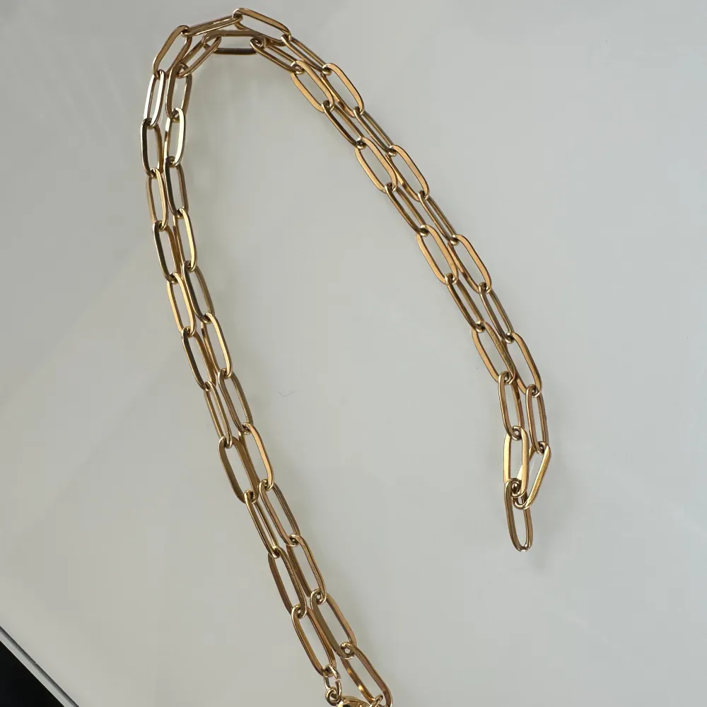 Ett halsband i guld är ett tidlöst och klassiskt smycke som fungerar lika bra som present till sig själv eller som gåva till någon du tycker om. En klassisk kedja passar alla! Hitta den perfekta kedjan för just dig. . Accessoarer.