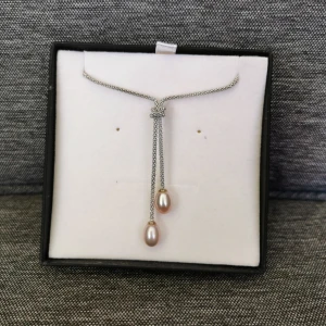 Silver halsband  - Helt Nytt och Oanvänt Äkta Silver 925 och sötvattenspärlor. 43cm Skickas med ask