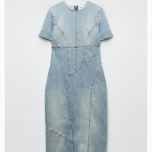 Jeansklänning - Från Zara i storlek M, aldrig använd. 