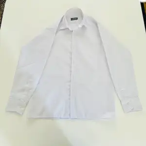 vit och fin barn skjorta.  Använd 2 gånger  Storlek: 146-152 Skick: 9/10 