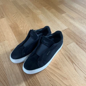 Arigato skor - Jag säljer mina skor för dom jag blivit för små dem är använda men fortfarande i ett väldigt skick Det är en liten defekt på sidan där stitchingen har lossnat lite men det går att fixa. 