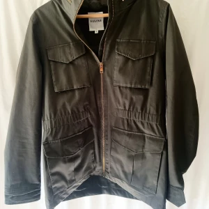 Fieldjacket - Tja tja! Säljer min asfeta jacka som är helt perfekt för våren och hösten, säljer den ganska billigt eftersom jag vill bli av med den då den har blivit för liten - Mvh Edvin