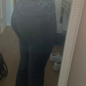 Svarta bootcut jeans från zara  - Ett par svarta bootcut jeans från zara. 