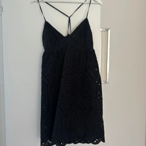 Svart kort klänning - Jättefin sommarklänning som jag köpte förra sommaren. Knappt använd och är i väldigt bra skick! 
