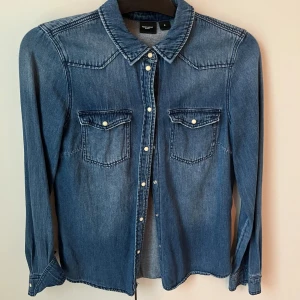 Skjorta - En jeansskjorta ifrån Vero moda, den är i fint skick!💕skriv till mig för fler bilder om det önskas💕