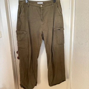 Cargobyxor - Gröna cargobyxor i storlek 48 mer känns mer som storlek 52