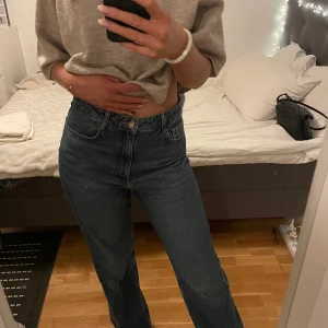 Jeans - Långa och raka. Lite höga i midjan! Annars fina! Lite slitna vid fötterna då dem nuddat marken när jag gått. 