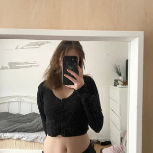 Svart croptop med knappar - Aldrig använd 